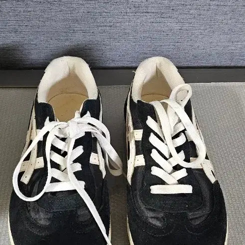 [BUNJANG] ASICS Suede Sneakers Black/White US 7 / 아식스 스웨이드 운동화 블랙/화이트 250