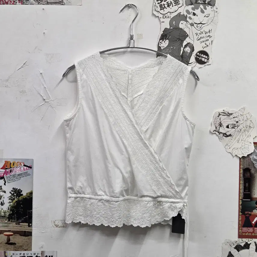 [BUNJANG] White Crochet Punching Wrap Sleeveless Top / JPN 화이트 크로쉐 펀칭 랩 슬리브리스