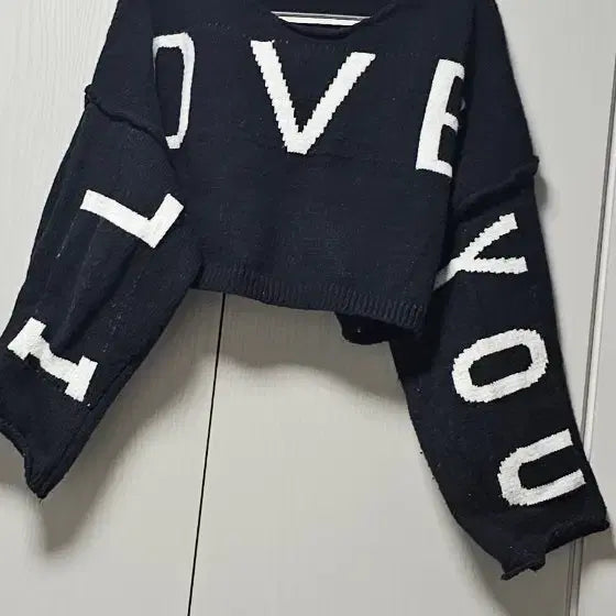 [BUNJANG] Black All-Over Logo Crop Knit / 블랙 올오버 로고 크롭 니트