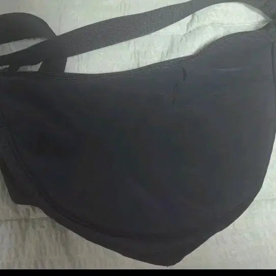 [BUNJANG] Uniqlo Black Half Moon Shoulder Bag / 유니클로 블랙 반달 숄더백