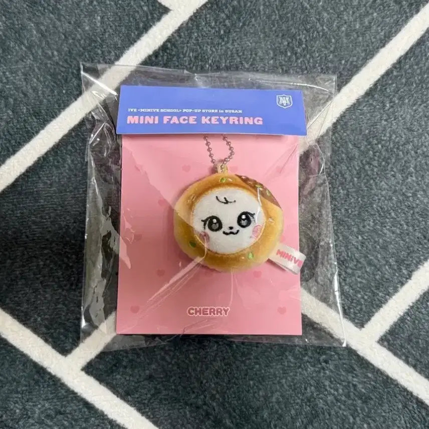 [BUNJANG] IVE MiniB Plush Doll Cherry Face Keyring Wonyoung / 아이브 미니브 플러시 인형 체리 호떡 부산 한정 페이스키링 원영
