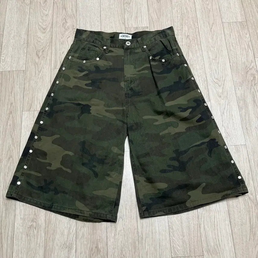 [BUNJANG] aeae Stud Camo Bermuda Shorts / [새상품] aeae 스터드 카모 버뮤다 팬츠 STUD SHORTS CAMO (1size)