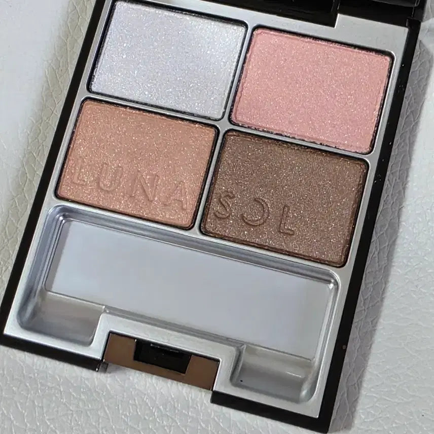 [BUNJANG] Lunasol Skin Modeling Eyes 03 Beige Pink Eyeshadow / 루나솔 스킨 모델링 아이즈 03호 Beige Pink 새제품