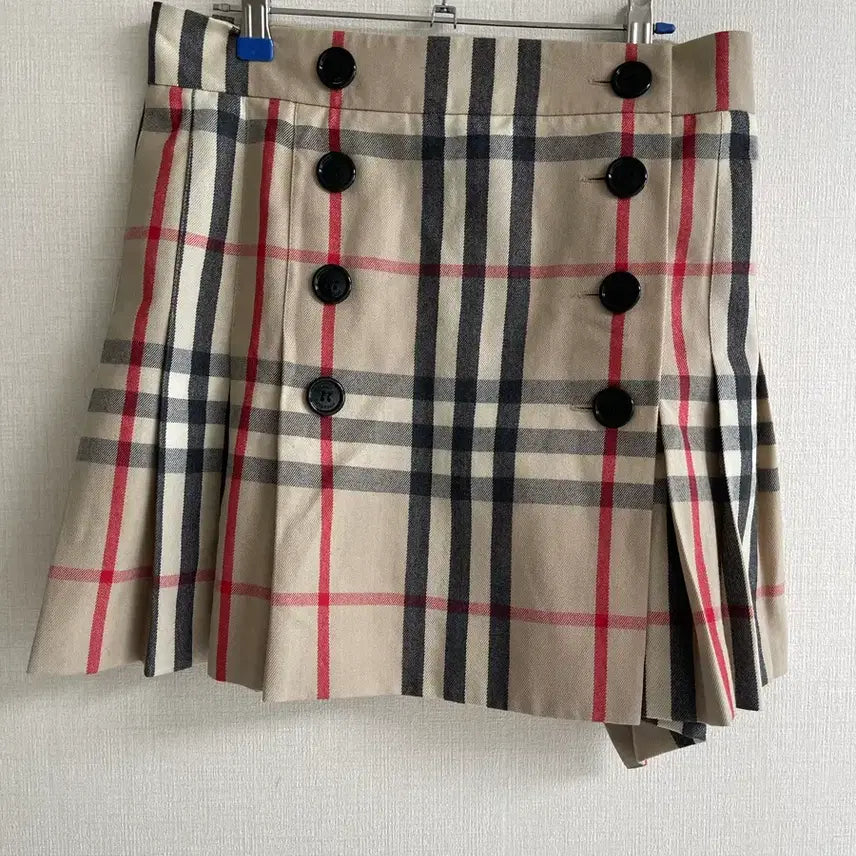 [BUNJANG] Burberry Check Wool Pleated Skirt / 정품 버버리 체크 울 플리츠 스커트  버버리 특유의 클래식한 체크 패턴이 돋보이는 플리츠 스커트입니다. 울 소재로 제작되어 따뜻하고 고급스러운 착용감을 느낄 수 있으며, 사진에서