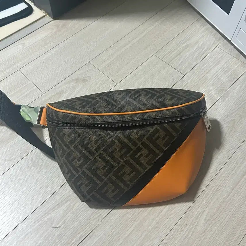 [BUNJANG] Fendi Men's Crossbody Bag / 펜디 크로스백