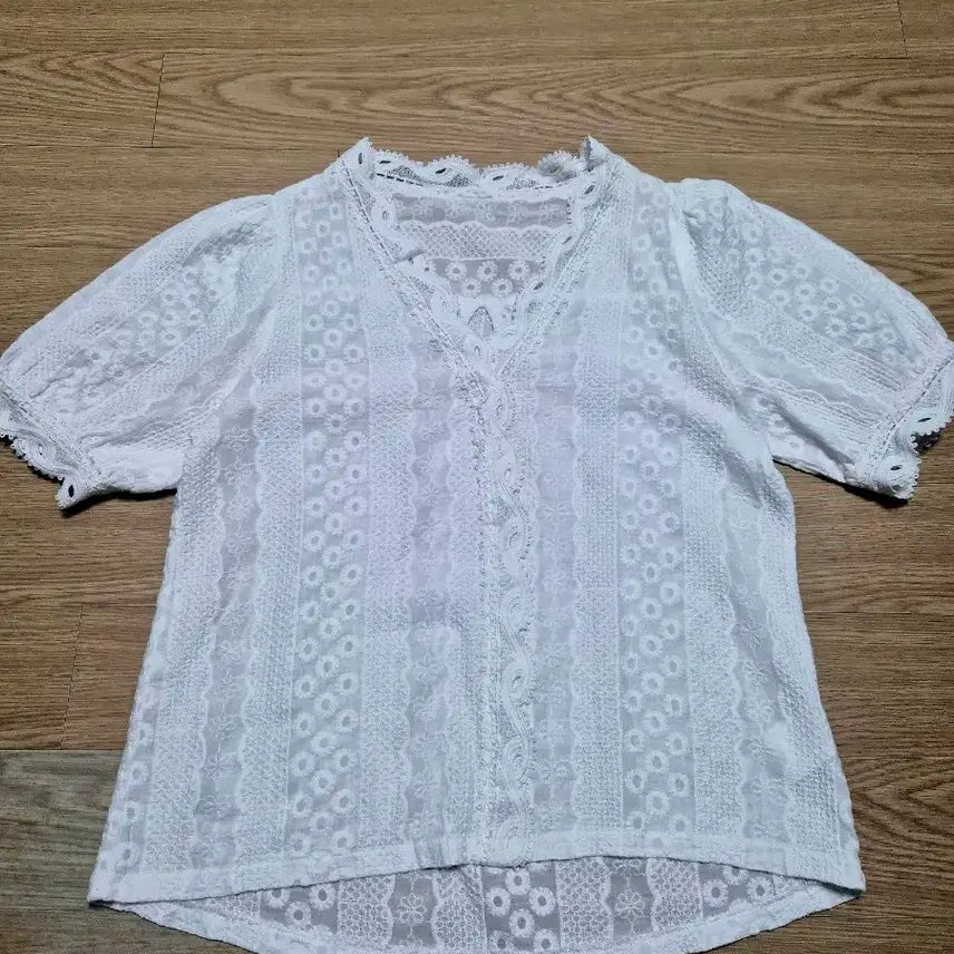 [BUNJANG] White Punching Embroidery Lace Short Sleeve Blouse / 화이트 펀칭 자수 레이스 반팔
