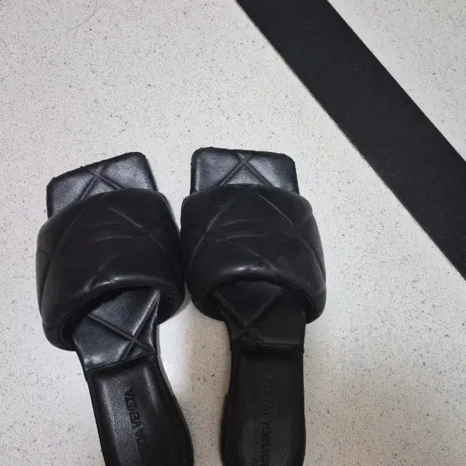 [BUNJANG] Bottega Veneta Quilted Detail Black Leather Slippers / 보테가베네타 슬리퍼 블랙