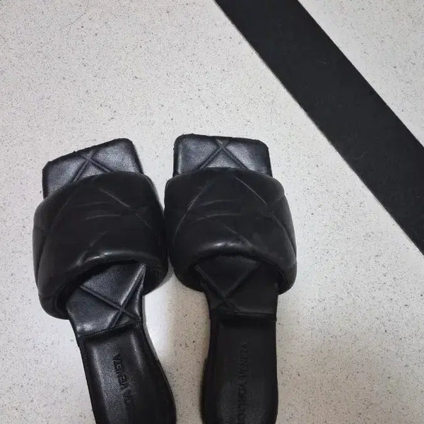 [BUNJANG] Bottega Veneta Quilted Detail Black Leather Slippers / 보테가베네타 슬리퍼 블랙