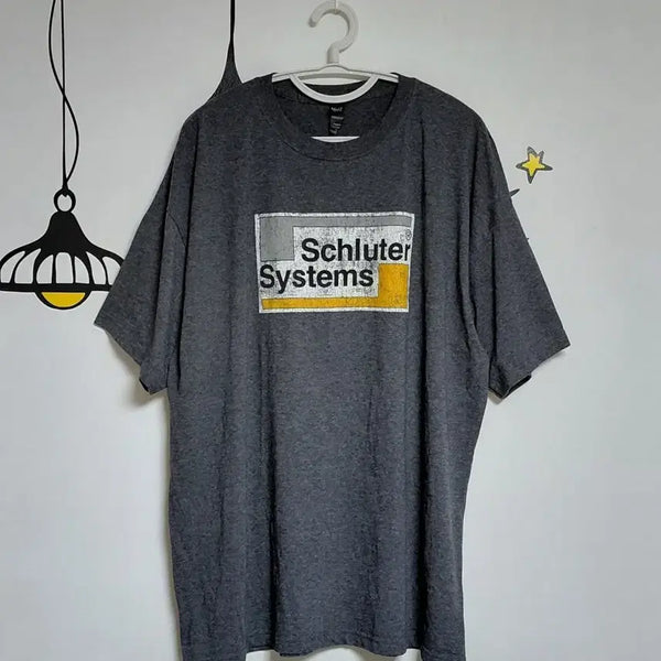 [BUNJANG] Vintage Schluter Systems Tour Parody Graphic T-Shirt (Charcoal) / [XL] 빈티지 위트 그래픽 'Schluter Systems' 투어 패러디 반팔 티셔츠 (차콜)