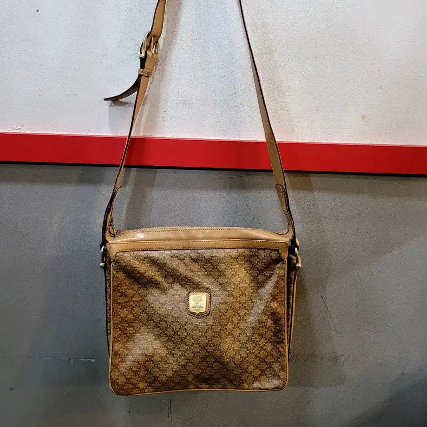 [BUNJANG] Celine Triomphe Macadam Canvas Crossbody Bag / 정품 셀린느 트리옹프 마카담 캔버스 크로스벡