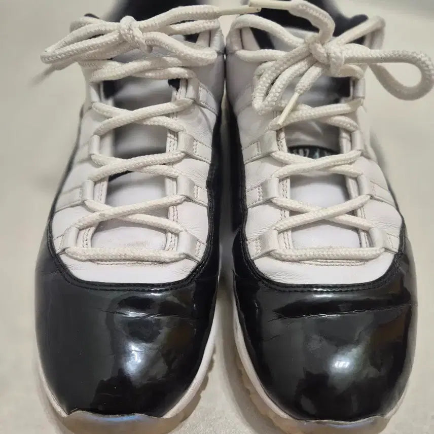 [BUNJANG] Nike Air Jordan 11 Retro 'Iridescent' Men's Shoes (Size 295) / 조던 11 로우 이리디센트 295
