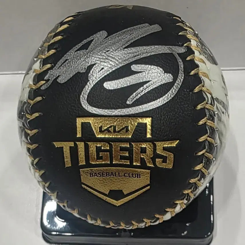 [BUNJANG] Kim Sun-bin Kia Tigers Unified Championship Ball V12 Autographed Ball (Cube Included) / 김선빈 기아 통합우승구 V12 포토볼 싸인볼 (큐브포함)
