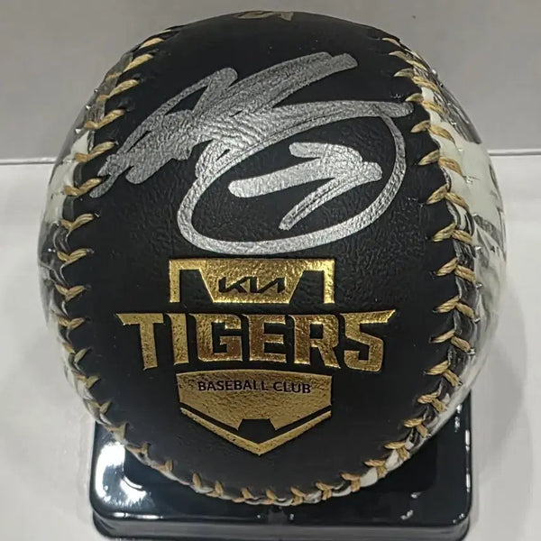 [BUNJANG] Kim Sun-bin Kia Tigers Unified Championship Ball V12 Autographed Ball (Cube Included) / 김선빈 기아 통합우승구 V12 포토볼 싸인볼 (큐브포함)