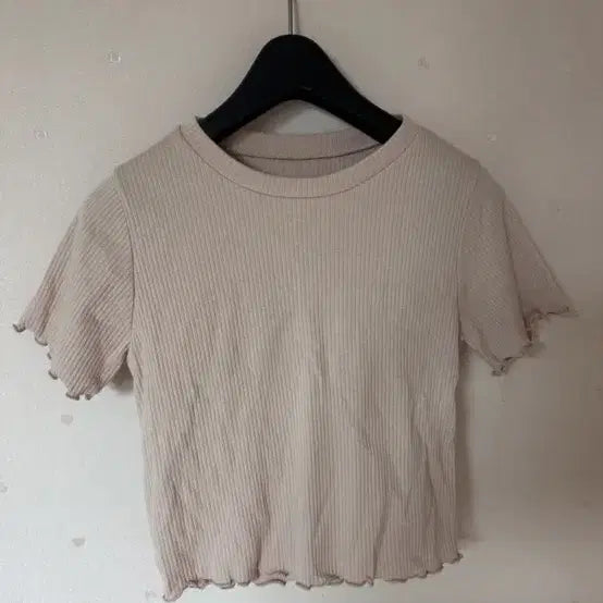 [BUNJANG] Beige Ribbed Cropped Short-Sleeve T-Shirt with Frill Detail / 베이지 골지 크롭 반팔티