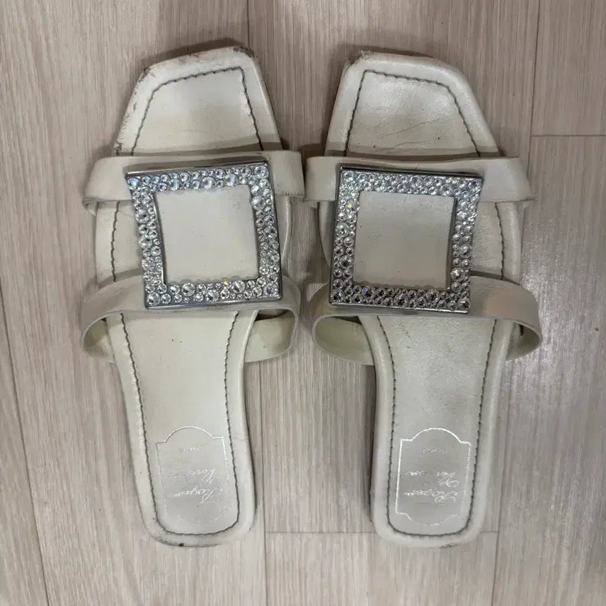 [BUNJANG] Roger Vivier Crystal Embellished Mule Sandals Ivory / 로저비비에 뮬 샌들 크리스탈 장식 아이보리