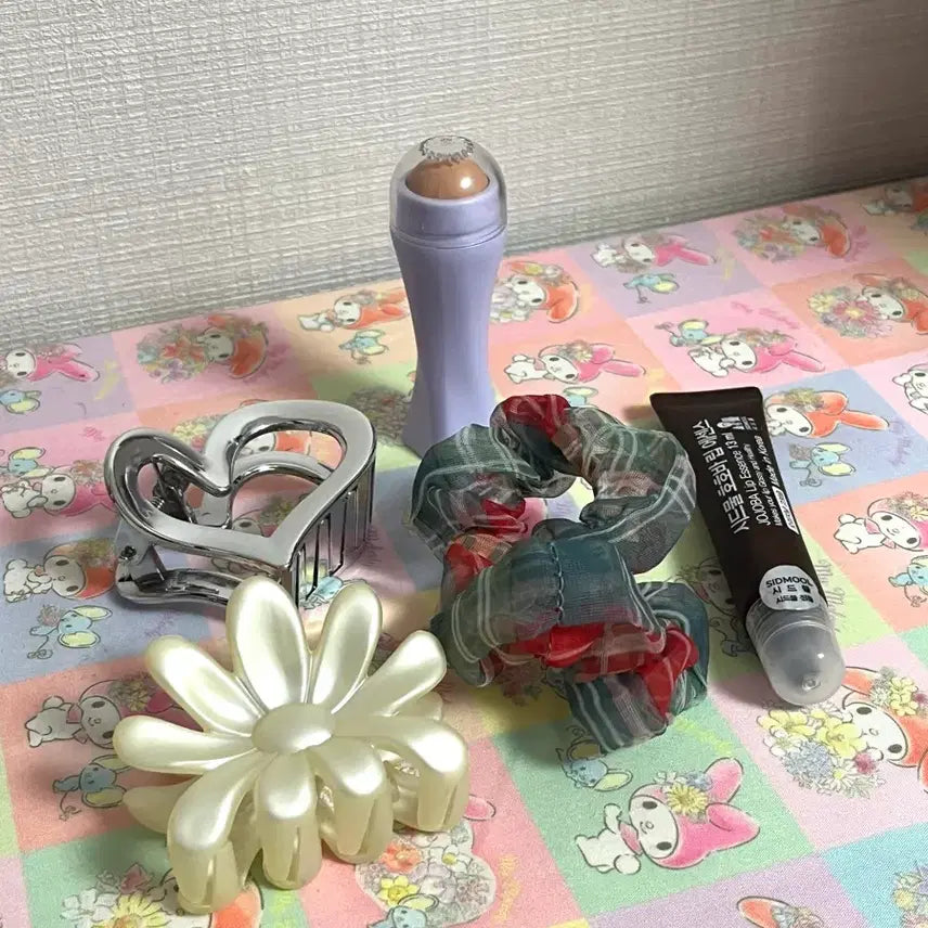 [BUNJANG] Hair Accessories Bundle Set (Scrunchie, Hair Clips, Lip Essence, Oil Blotter Roller) / (헤어뷰티용품 일괄)곱창끈/헤어 집게핀/시드물 립에센스립밤/기름종이 롤러