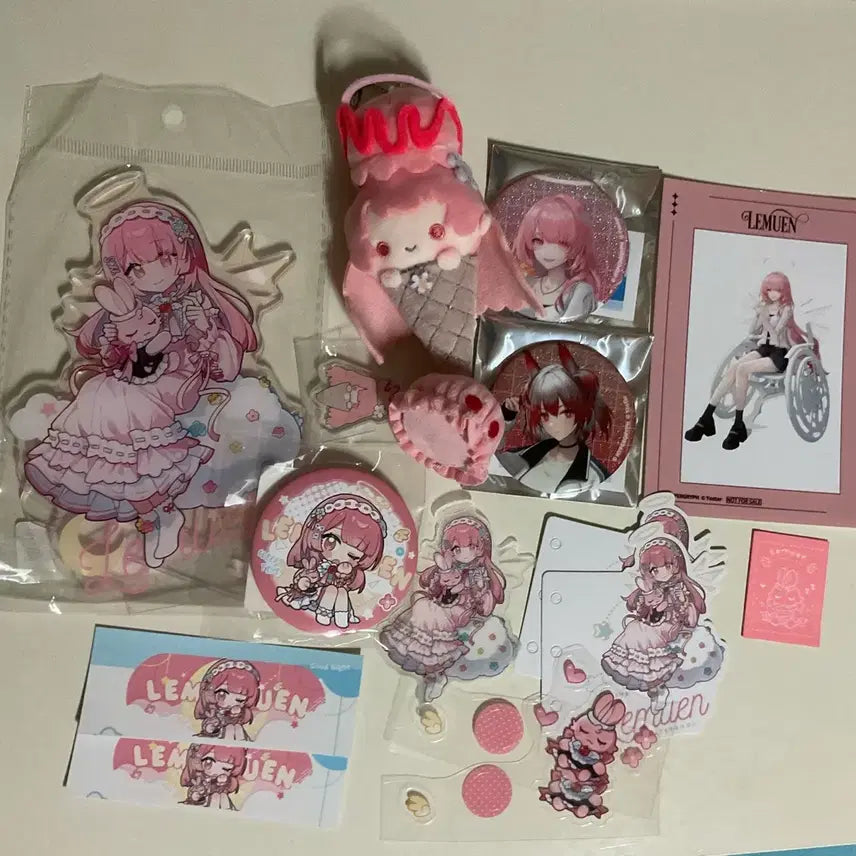 [BUNJANG] Arknights Lemuen Ice Cream Plush Keychain & Fiamma Loft Can Badge Bundle / 명일방주 명방 팝업 르무엔 아이스크림 인형 키링, 로프트 캔뱃지 피아메타 르무엔 외 동인굿즈