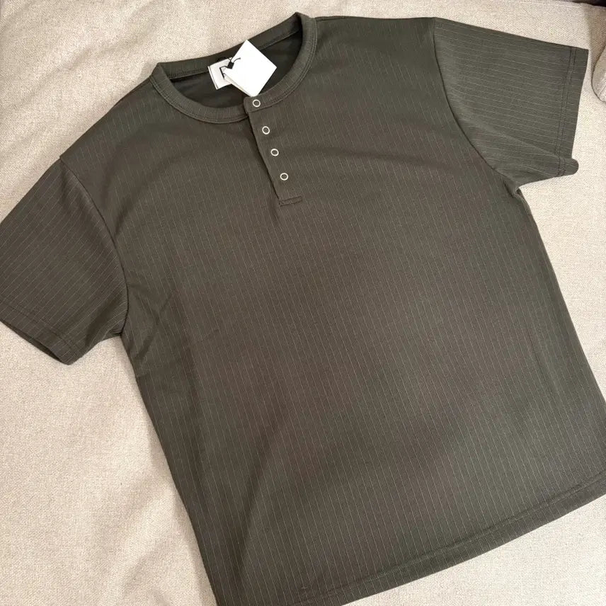 [BUNJANG] Men's Henley Neck T-Shirt Khaki / 남자 헨리넥 티셔츠 카키 편집샵구매 free