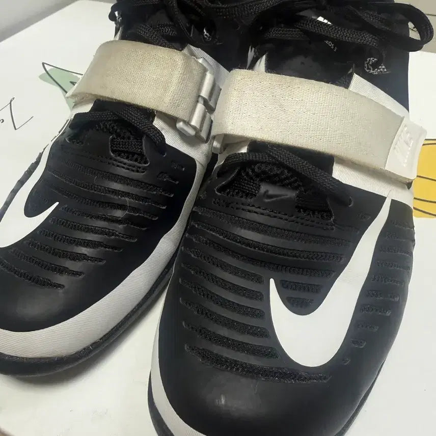 [BUNJANG] Nike Romaleos 3 Weightlifting Shoes (Size 260) with Nike Belt (S), Hookgrip Knee Sleeves (M), and Knee Wraps / 나이키 로말레오3 역도화W 260 시크벨트,시크 니랩 훅그립 니슬리브