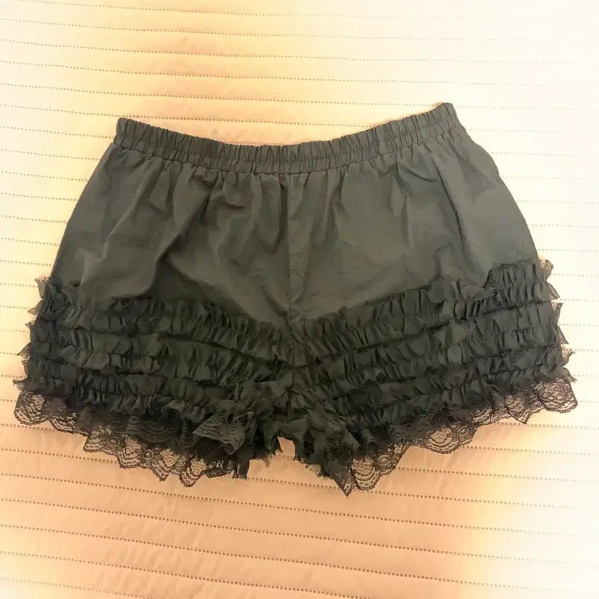 [BUNJANG] Bodyline Vintage Lace Ruffle Culotte Shorts Black Punk Lolita / bodyline 빈티지 레이스 프릴 큐롯 갸루 숏 팬츠 블랙 펑크 로리