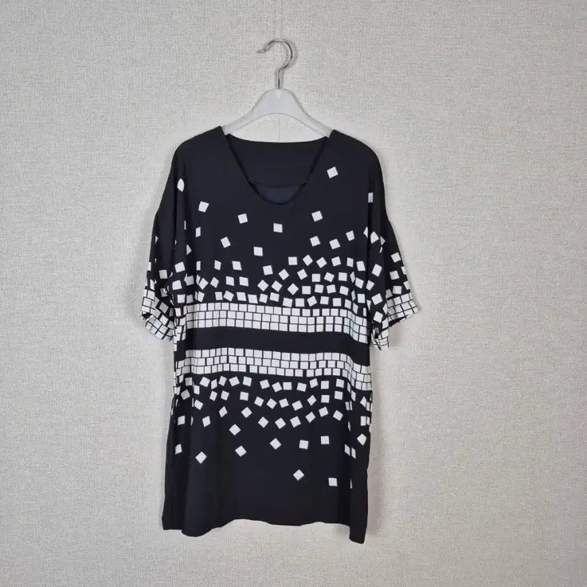 [BUNJANG] Cube Pattern Short Sleeve Blouse / (#66,77추천)큐브 패턴 반팔 블라우스