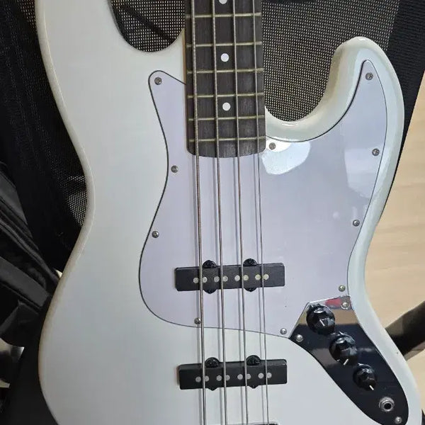 [BUNJANG] SWING JB-1SE Bass Guitar White / 스윙 베이스기타 JB-1SE