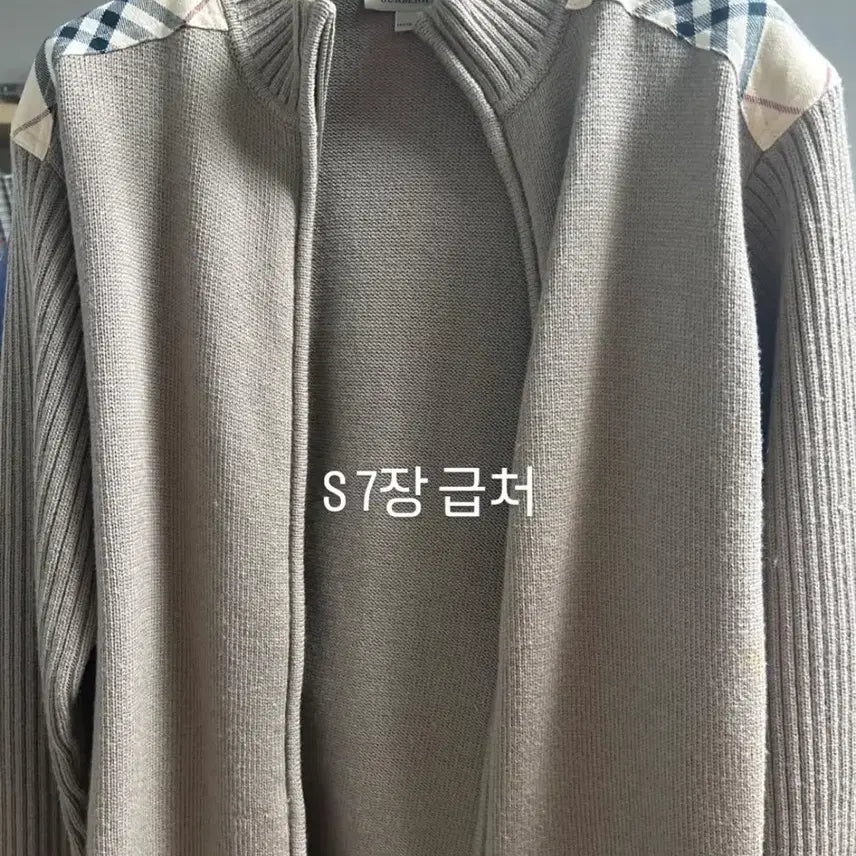 [BUNJANG] Burberry Kids' Zip-Up Knit Sweater - Size 170 (14 Years) / 버버리 집업니트 14세 170사이즈 작은 생활얼룩 3개빼고 하자 없습니다