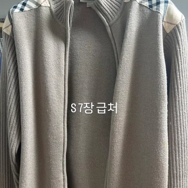 [BUNJANG] Burberry Kids' Zip-Up Knit Sweater - Size 170 (14 Years) / 버버리 집업니트 14세 170사이즈 작은 생활얼룩 3개빼고 하자 없습니다