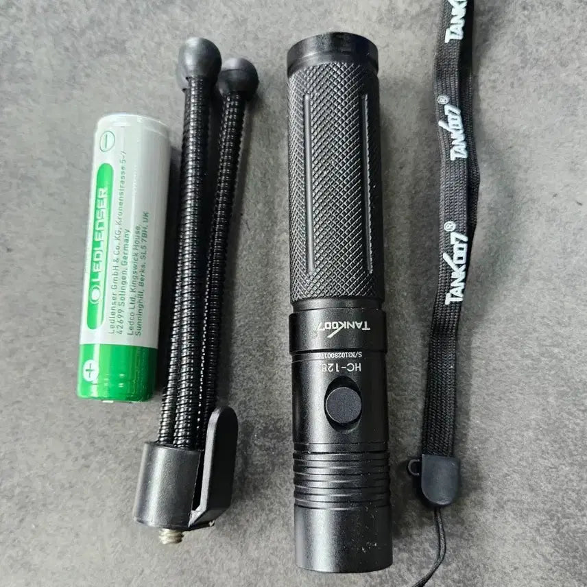 [BUNJANG] TANK007 HC-128 LED Flashlight Set with Battery, Magnetic Pickup Tool, and Strap / 휴대용 후레쉬