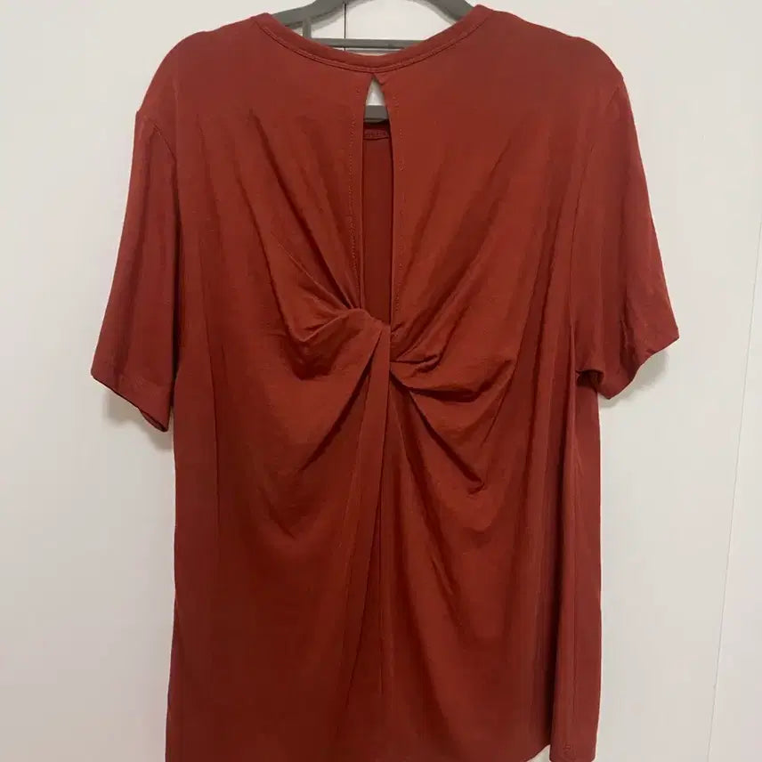 [BUNJANG] Twist Detail Short Sleeve T-Shirt / 뒷면 트위스트 꼬임 반팔 티셔츠