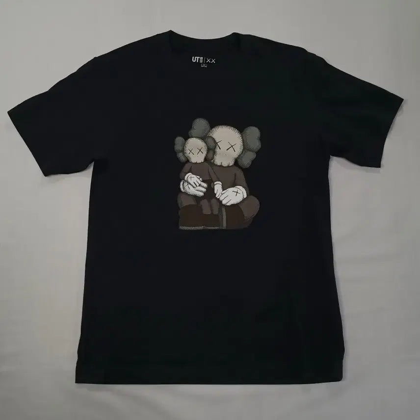 [BUNJANG] Uniqlo x KAWS Collaboration Short Sleeve T-Shirt Black / UT X 유니클로 카우스 반팔티 검정 S