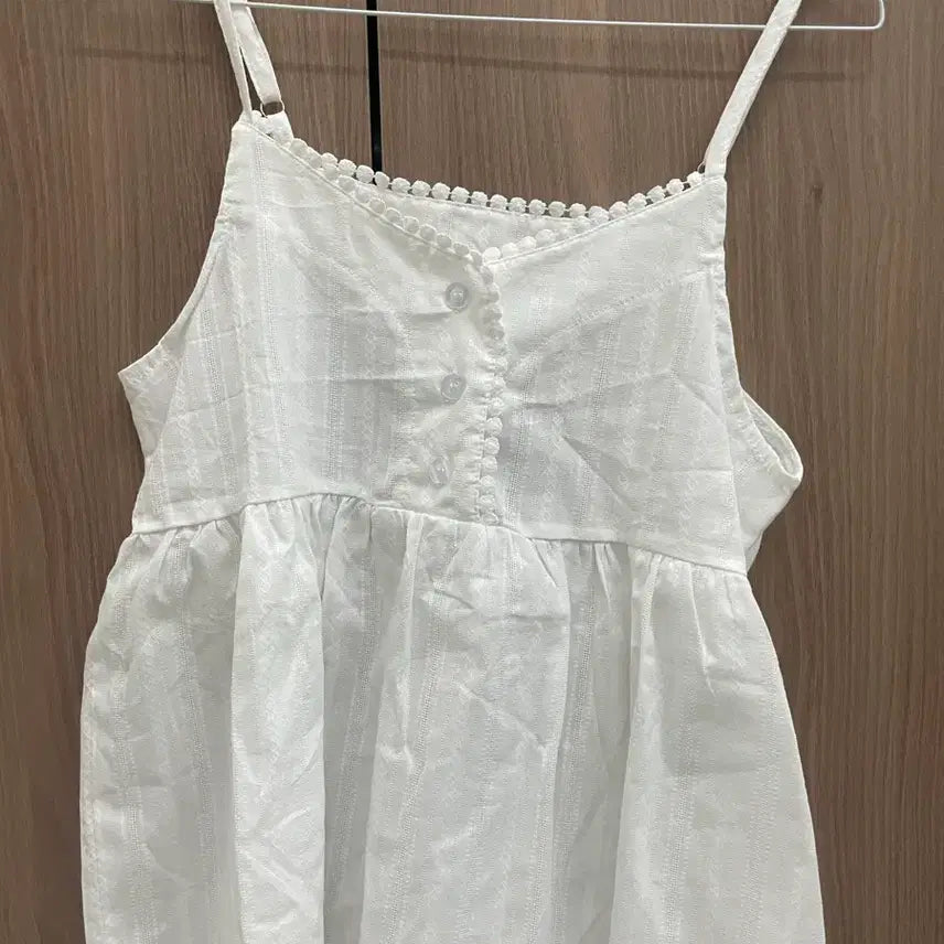 [BUNJANG] White Sleeveless Blouse with Shirring and Lace Detail / 나시 블라우스
