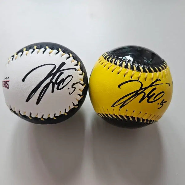 [BUNJANG] Kia Tigers Kim Do-young Autographed Baseball Bundle Set / 펭하 자이언트펭 기아 김도영 야구공 친필 오토 2개 일괄