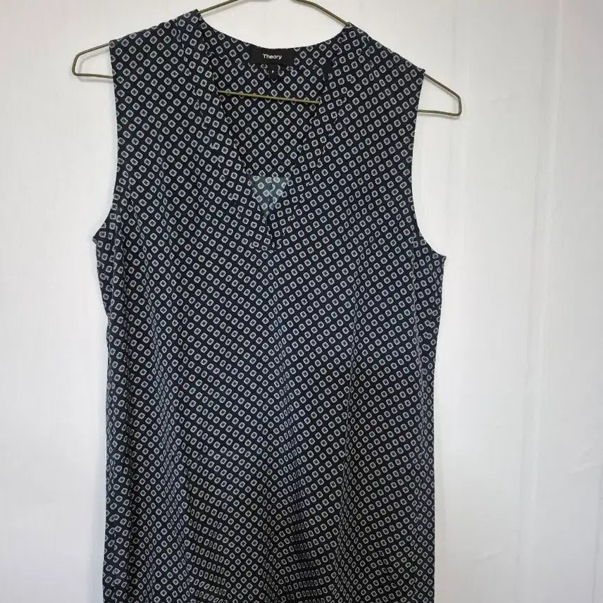 [BUNJANG] Theory 100% Silk Pattern Sleeveless Blouse / 띠어리  여성 실크100%블라우스 패턴 나시 가-1