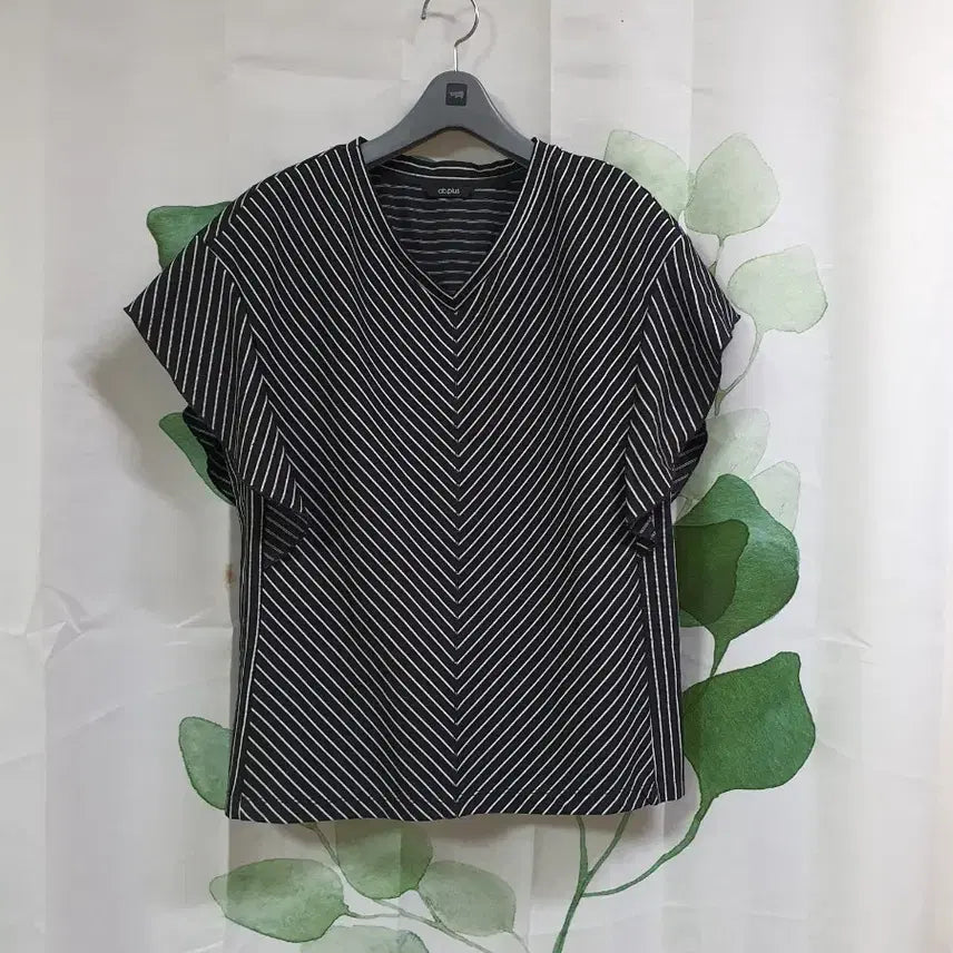 [BUNJANG] AB Plus V-Neck T-Shirt / ab플러스 티셔츠