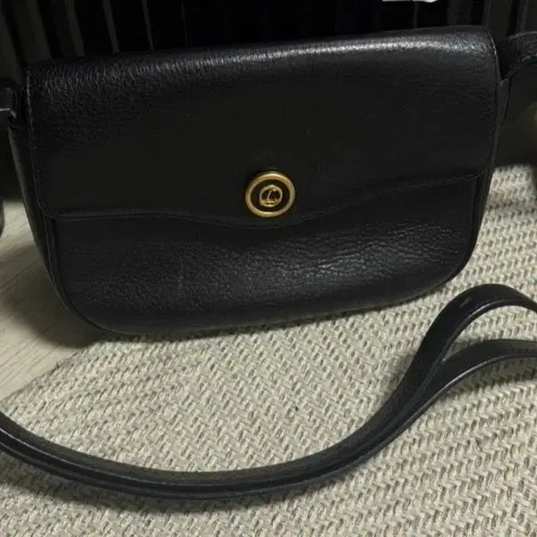 [BUNJANG] LEMME Black Leather Crossbody Bag / 깔끔한 디자인의 LEMME 블랙 레더 크로스백이에요가죽 소재로 고급스러우며 어떤 옷에도 잘 어울려요작지만 수납 공간이 넉넉해서 데일리로 사용하기 좋아요-!!30만원초반으로