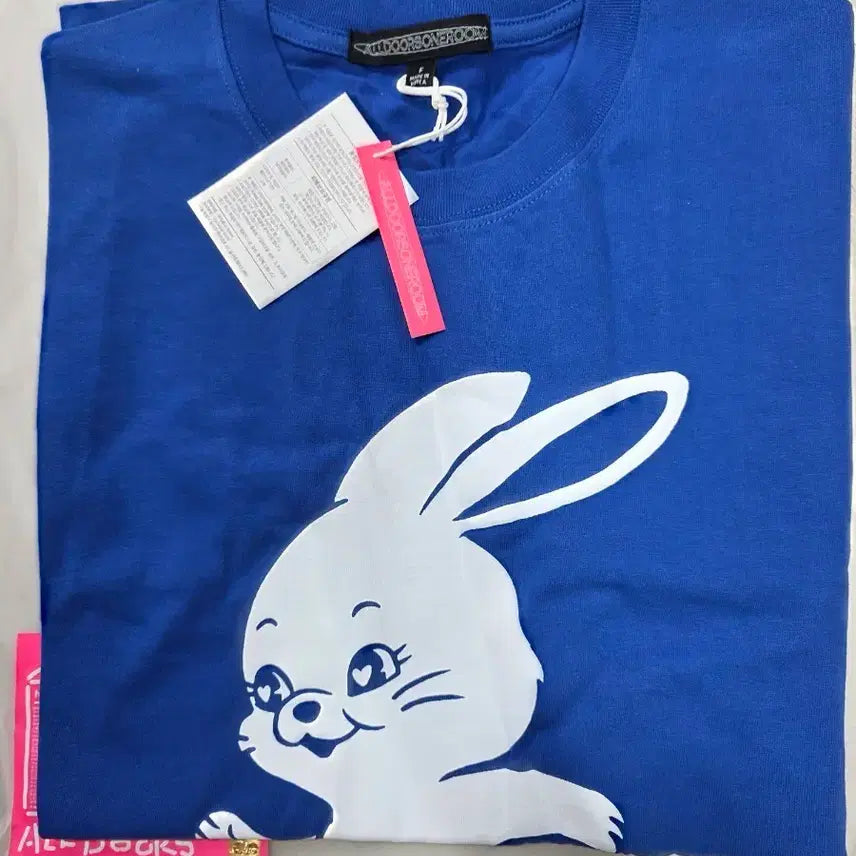 [BUNJANG] NewJeans Official Goods Rabbit T-Shirt Blue / 뉴진스(NewJeans) 공식 굿즈인 블루 컬러의 '토끼 티셔츠'