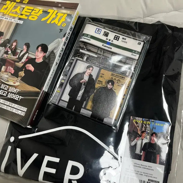[BUNJANG] Family Restaurant Go! (Famires) Vol. 2 Limited Edition Set with T-Shirt and Passport Case / 패밀리 레스토랑 가자 패미레스 하권 알라딘 예스24 특전 리버사이드 티셔츠 여권 케이스