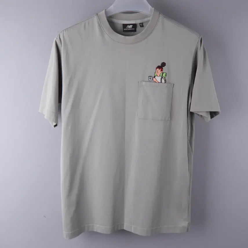 [BUNJANG] New Balance x Jeon Hwang Il Pocket Girl Short Sleeve T-Shirt Khaki Grey / 뉴발란스 X 전황일 포켓 걸 반팔티 카키 그레이 (S)