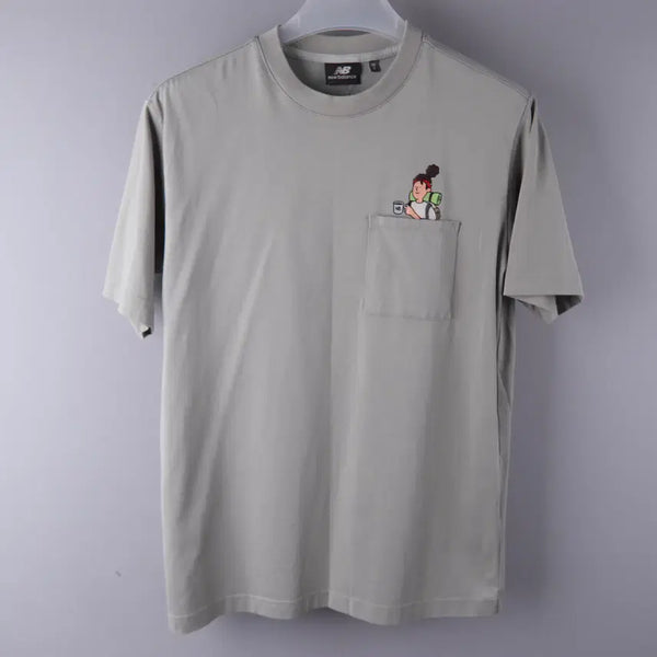 [BUNJANG] New Balance x Jeon Hwang Il Pocket Girl Short Sleeve T-Shirt Khaki Grey / 뉴발란스 X 전황일 포켓 걸 반팔티 카키 그레이 (S)