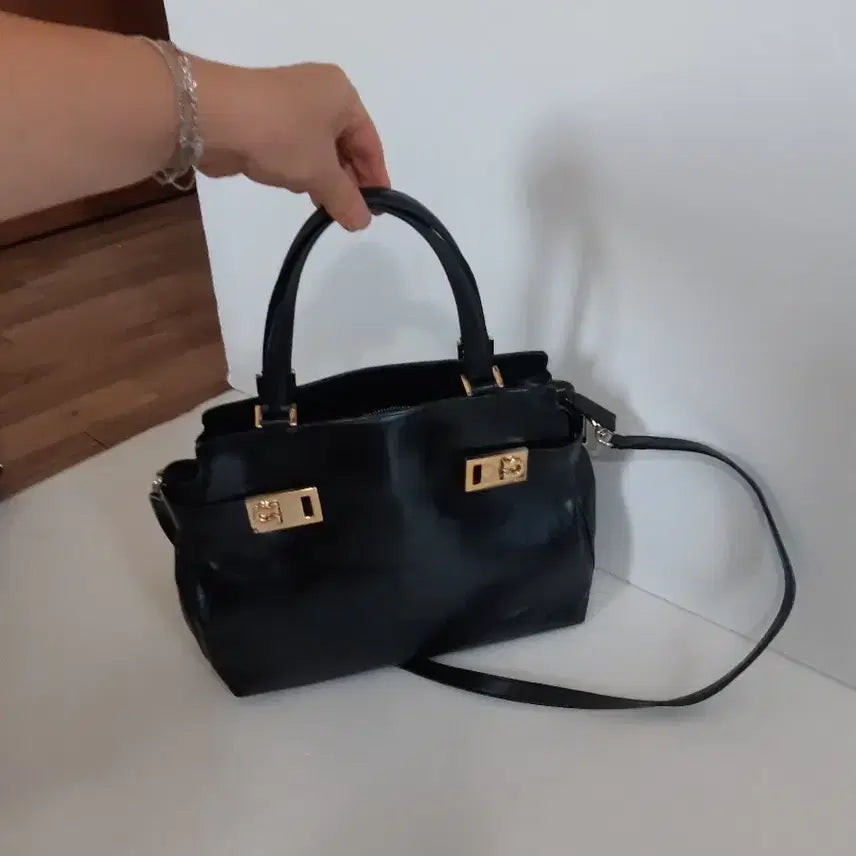 [BUNJANG] Ferragamo Gold Mini Tote Bag / 정품 ㅡ페라가모 ㅡ금장.미니토트백ㅡ택포