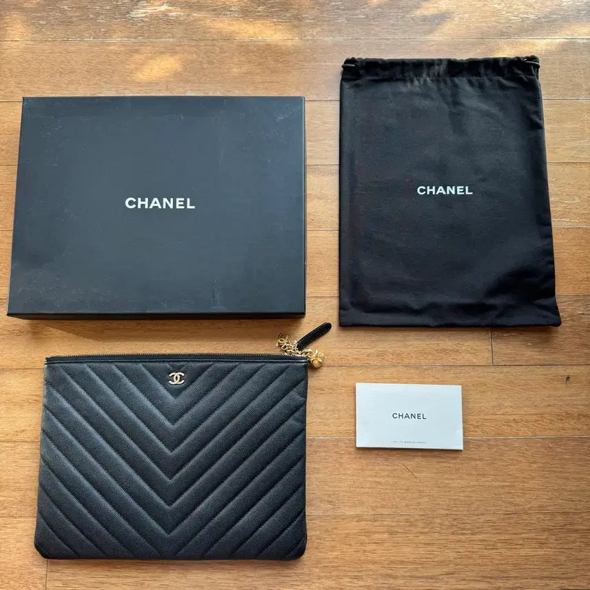 [BUNJANG] Chanel Chevron Owl Charm Caviar New Medium Clutch Bag Black / 샤넬 쉐브론 부엉이참 장식 캐비어 뉴미듐 클러치백 블랙(24번대)