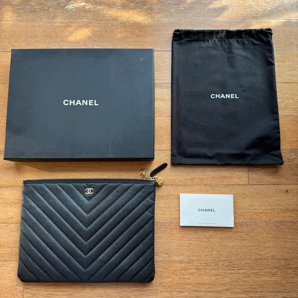 [BUNJANG] Chanel Chevron Owl Charm Caviar New Medium Clutch Bag Black / 샤넬 쉐브론 부엉이참 장식 캐비어 뉴미듐 클러치백 블랙(24번대)