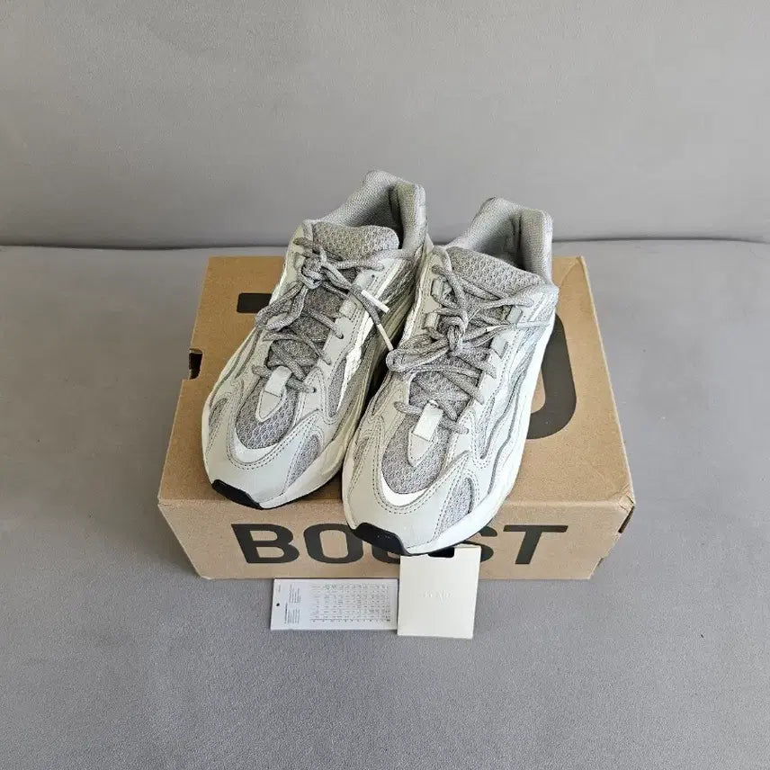 [BUNJANG] Adidas Yeezy Boost 700 v2 Static / [250]이지부스트 700v2 스태틱 스테틱 그레이 화이트