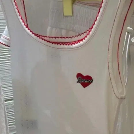 [BUNJANG] The Barnet Heart Logo Sleeveless White / 더바넷 하트 로고 슬리브리스 화이트