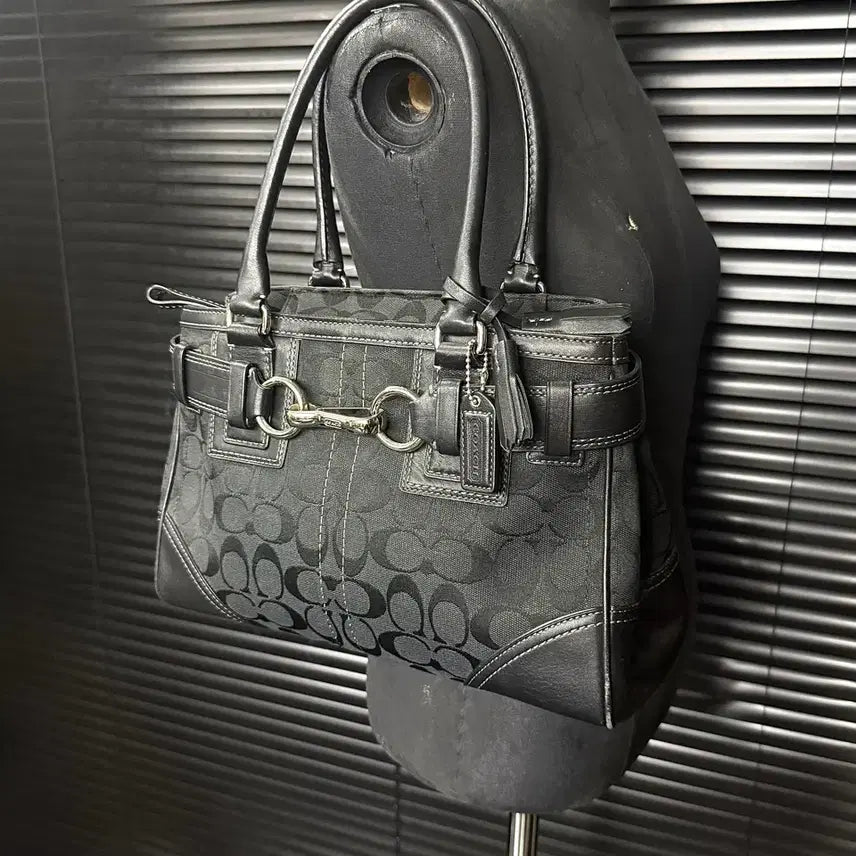 [BUNJANG] Coach Black Logo Canvas Leather Tassel Shoulder Bag Tote Bag Baguette Bag / 코치 블랙 로고 캔버스 가죽 테슬 방울 버클 고리 숄더백 토드백 바게트백