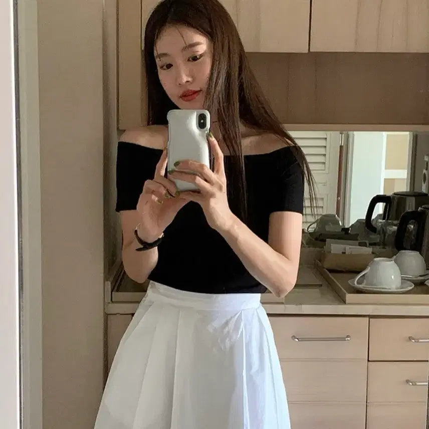 [BUNJANG] UnderBee Off-Shoulder T-Shirt (White, Black) / 언더비 오프숄더 티 화이트,블랙 새상품