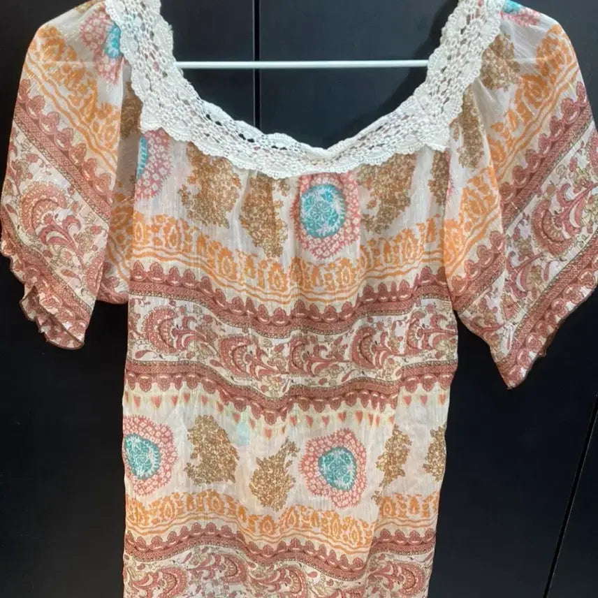 [BUNJANG] Patterned Off-Shoulder Blouse / 패턴 오프숄더 블라우스