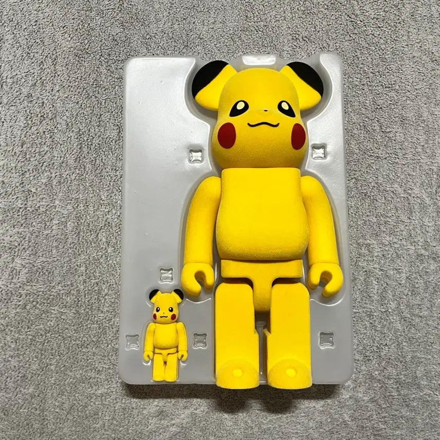 [BUNJANG] Bearbrick Pikachu Flocked 400% + 100% Set / 400%+100% 피카츄 플로키 베어브릭 판매