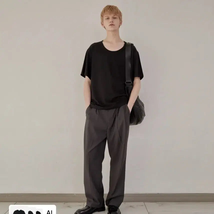 [BUNJANG] OX Studio U-Neck Short-Sleeve T-Shirts (Black, White) - Set of 2 / 오엑스스튜디오 2장 유넥 반팔티셔츠 (블랙화이트) 같이  팝니다